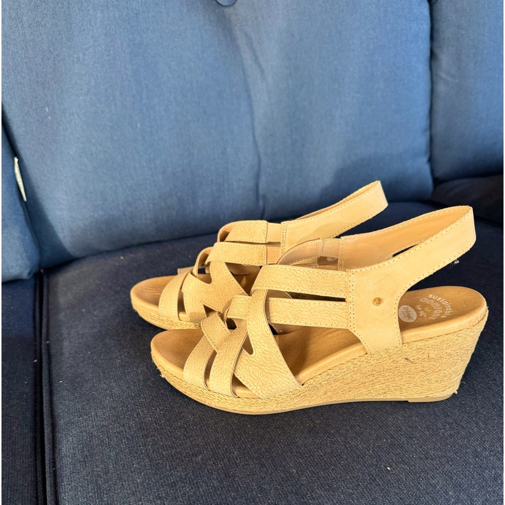 Dr. Scholl’s Comfort wedge sandal. Size 8 medium. Beige. Like new.